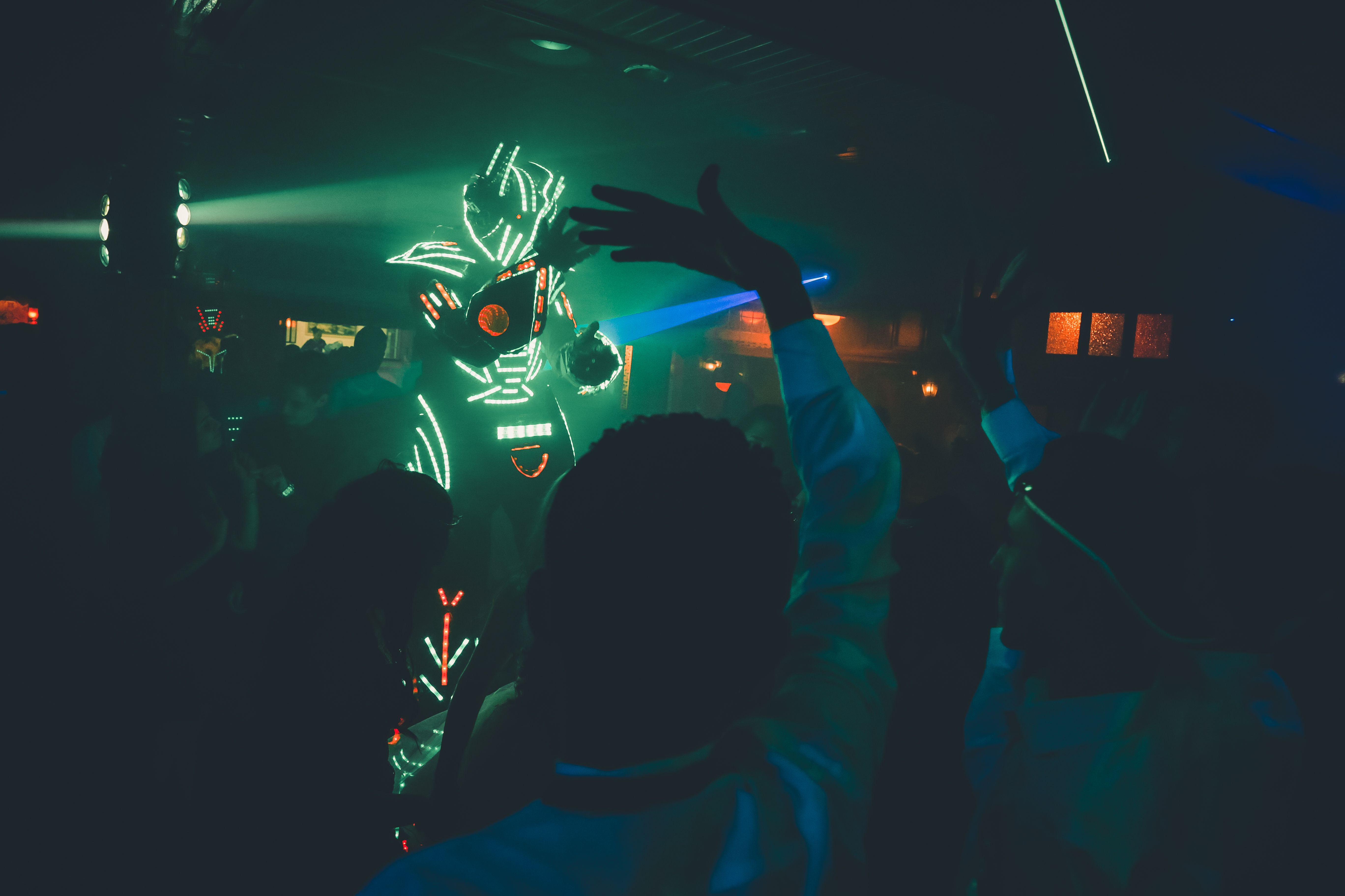 Artista com traje de LED animando uma pista de dança — foto ilustrativa